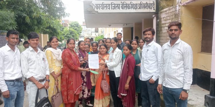 छह माह से वेतन न मिलने पर ईसीसी एजूकेटर संघर्ष मोर्चा ने सौंपा