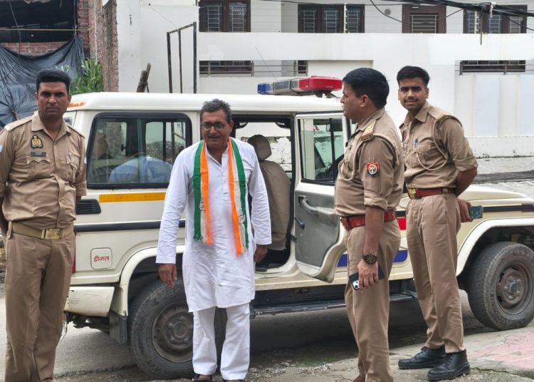 हजरतपुर पुल पर धरने से पहले कांग्रेस जिलाध्यक्ष अजीत यादव गिरफ्तार, नेकपुर आवास पर नजरबंद