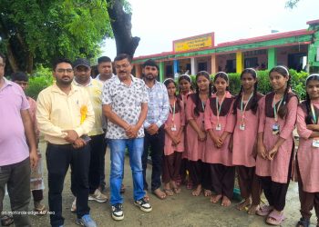 कंपोजिट विद्यालय असरासी में छात्रों को परिचय पत्र वितरित