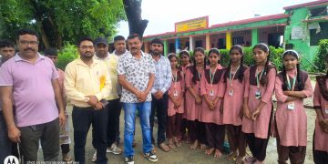 कंपोजिट विद्यालय असरासी में छात्रों को परिचय पत्र वितरित