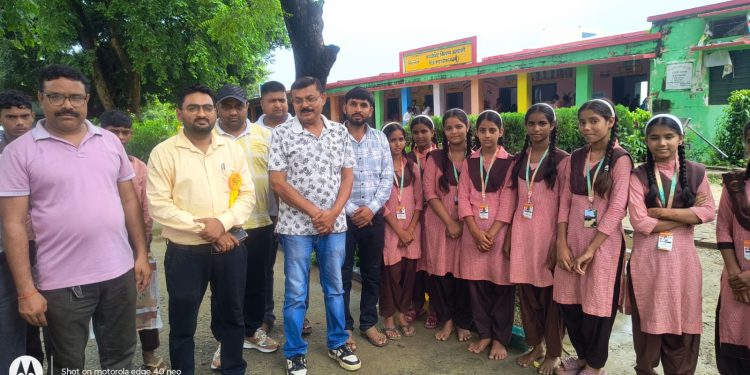 कंपोजिट विद्यालय असरासी में छात्रों को परिचय पत्र वितरित