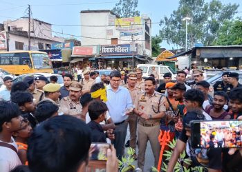 कमिश्नर ने कांवड़ यात्रा मार्ग का निरीक्षण, अधिकारियों संग कांवड़िया को बांटा प्रसाद