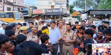 कमिश्नर ने कांवड़ यात्रा मार्ग का निरीक्षण, अधिकारियों संग कांवड़िया को बांटा प्रसाद