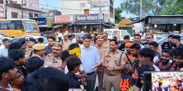 कमिश्नर ने कांवड़ यात्रा मार्ग का निरीक्षण, अधिकारियों संग कांवड़िया को बांटा प्रसाद