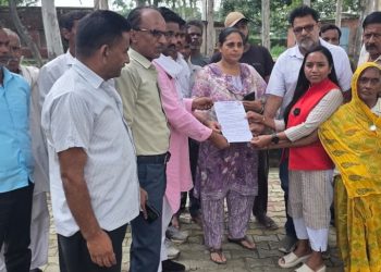 कशेर पनोटा में जलभराव पर कांग्रेसजनों का प्रदर्शन, बीडीओ के नाम सौंपा ज्ञापन