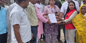 कशेर पनोटा में जलभराव पर कांग्रेसजनों का प्रदर्शन, बीडीओ के नाम सौंपा ज्ञापन