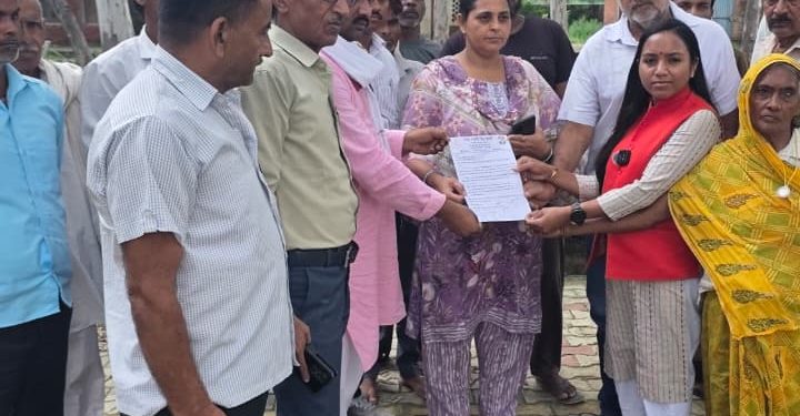 कशेर पनोटा में जलभराव पर कांग्रेसजनों का प्रदर्शन, बीडीओ के नाम सौंपा ज्ञापन