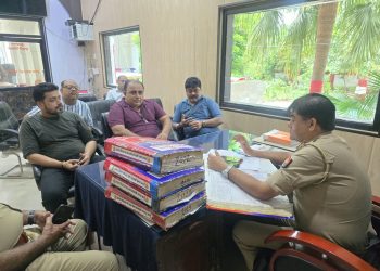 लाखों की चोरी के खुलासे की मांग को लेकर व्यापारियों ने कोतवाल से की मुलाकात