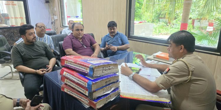 लाखों की चोरी के खुलासे की मांग को लेकर व्यापारियों ने कोतवाल से की मुलाकात