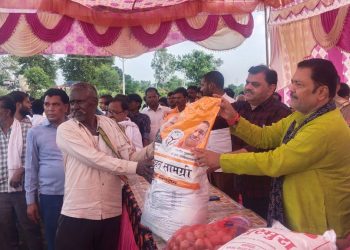 दातागंज विधायक ने बाढ़ प्रभावित परिवारों को वितरित की राहत सामग्री