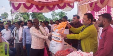 दातागंज विधायक ने बाढ़ प्रभावित परिवारों को वितरित की राहत सामग्री