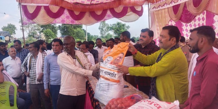 दातागंज विधायक ने बाढ़ प्रभावित परिवारों को वितरित की राहत सामग्री