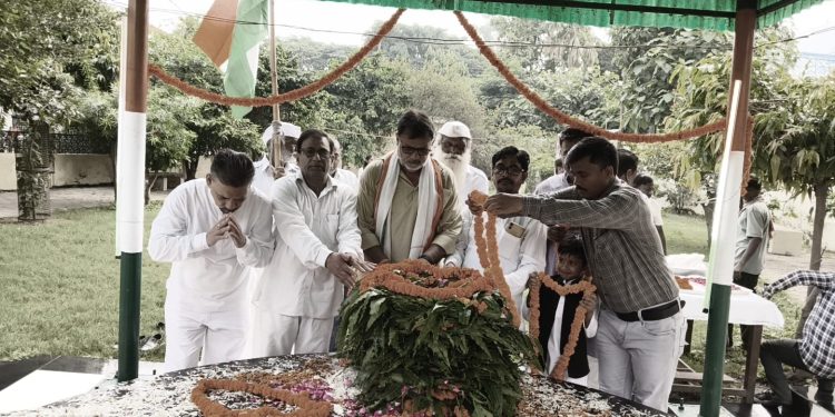 कांग्रेसियों ने प्रभात फेरी निकालकर शहीदों को किया नमन, धूमधाम से मनाया 80वां स्वतंत्रता दिवस