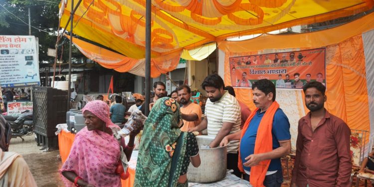 भाजपा अल्पसंख्यक मोर्चा ने लगाया भंडारा, शिव भक्तों को वितरित किया प्रसाद
