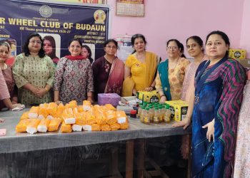 इनरव्हील क्लब ने छात्राओं को सेनेटरी पैड वितरित कर मासिक स्वच्छता के प्रति किया जागरूक