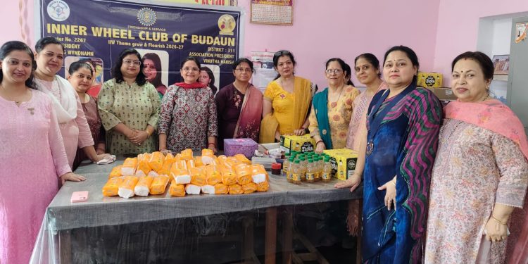इनरव्हील क्लब ने छात्राओं को सेनेटरी पैड वितरित कर मासिक स्वच्छता के प्रति किया जागरूक
