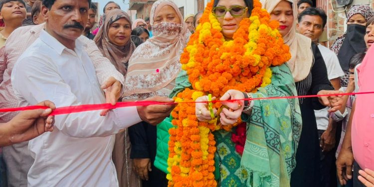 बदायूं में तीन मार्गों के निर्माण कार्यों का पालिकाध्यक्ष फात्मा रजा ने किया उद्घाटन