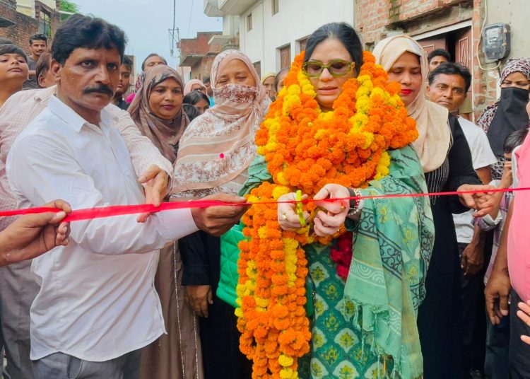 बदायूं में तीन मार्गों के निर्माण कार्यों का पालिकाध्यक्ष फात्मा रजा ने किया उद्घाटन