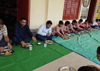 पांच विद्यालयों का बीएसए ने किया निरीक्षण, बच्चों के साथ बैठकर खाया मिड-डे-मील
