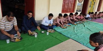 पांच विद्यालयों का बीएसए ने किया निरीक्षण, बच्चों के साथ बैठकर खाया मिड-डे-मील
