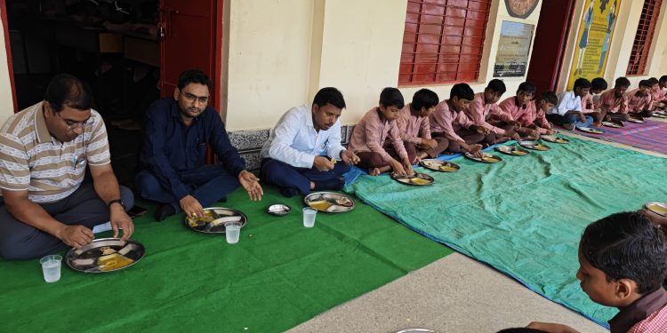 पांच विद्यालयों का बीएसए ने किया निरीक्षण, बच्चों के साथ बैठकर खाया मिड-डे-मील