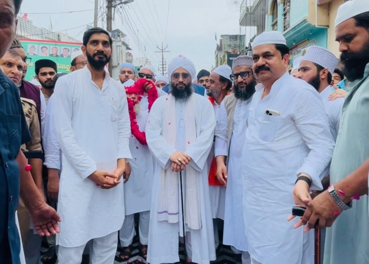 सांसद आदित्य यादव और पूर्व मंत्री आबिद रज़ा ने कैंप लगाकर जुलूस-ए-मुहम्मदी का किया इस्तकबाल