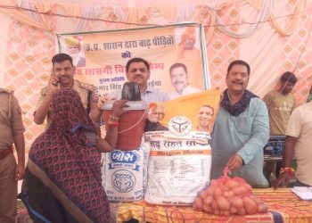 बाढ़ प्रभावित 250 परिवारों को वितरित की गई राहत सामग्री, विधायक ने ग्रामीणों से जानी समस्याएं