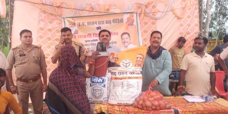 बाढ़ प्रभावित 250 परिवारों को वितरित की गई राहत सामग्री, विधायक ने ग्रामीणों से जानी समस्याएं