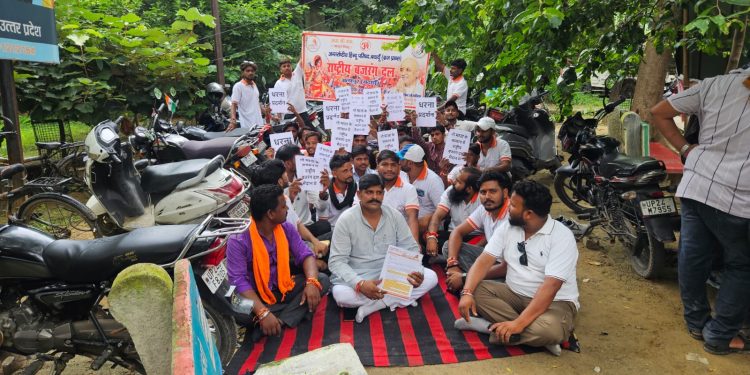 गौशालाओं की अव्यवस्थाओं के खिलाफ बजरंग दल का धरना