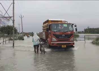 गंगा के बढ़ते जलस्तर से शाहजहांपुर में बाढ़ का खतरा, सड़क पर बहने लगा पानी