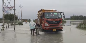 गंगा के बढ़ते जलस्तर से शाहजहांपुर में बाढ़ का खतरा, सड़क पर बहने लगा पानी