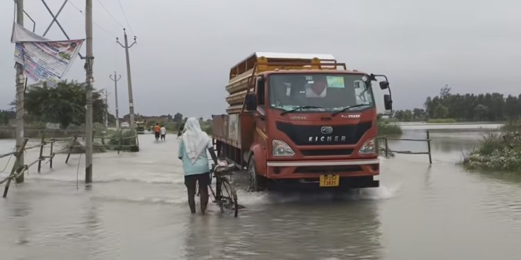 गंगा के बढ़ते जलस्तर से शाहजहांपुर में बाढ़ का खतरा, सड़क पर बहने लगा पानी