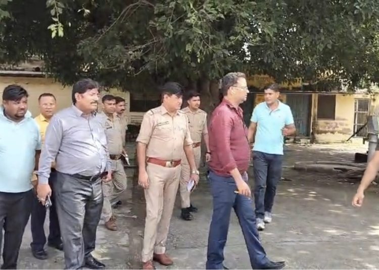 दिनदहाड़े जिला अस्पताल में लूट, ब्लडबैंक के डॉक्टर से मोबाइल व 25 हजार रुपये छीने