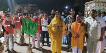 बदायूं में कांवड़ मार्ग पर रातभर सफाई अभियान, पालिकाध्यक्ष फात्मा रज़ा ने दिखाई हरी झंडी