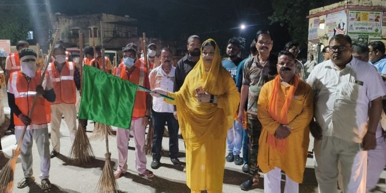 बदायूं में कांवड़ मार्ग पर रातभर सफाई अभियान, पालिकाध्यक्ष फात्मा रज़ा ने दिखाई हरी झंडी