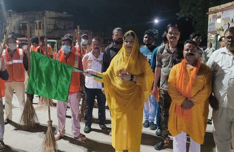बदायूं में कांवड़ मार्ग पर रातभर सफाई अभियान, पालिकाध्यक्ष फात्मा रज़ा ने दिखाई हरी झंडी