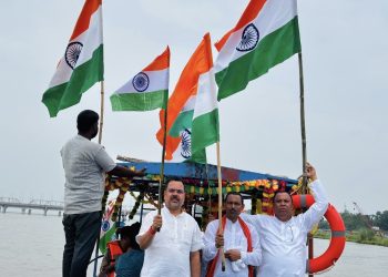गंगा की लहरों पर लहराया तिरंगा, कछला में निकली भव्य नौका तिरंगा यात्रा