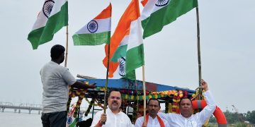 गंगा की लहरों पर लहराया तिरंगा, कछला में निकली भव्य नौका तिरंगा यात्रा