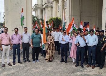 हर घर तिरंगा अभियान के तहत छात्र-छात्राओं और कर्मचारियों ने उत्साह से लिया हिस्सा