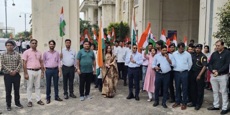 हर घर तिरंगा अभियान के तहत छात्र-छात्राओं और कर्मचारियों ने उत्साह से लिया हिस्सा