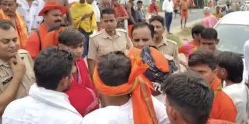 कांवड़ियों पर ई-रिक्शा चढ़ने का आरोप, तीन घायल, हाईवे पर लगाया जाम