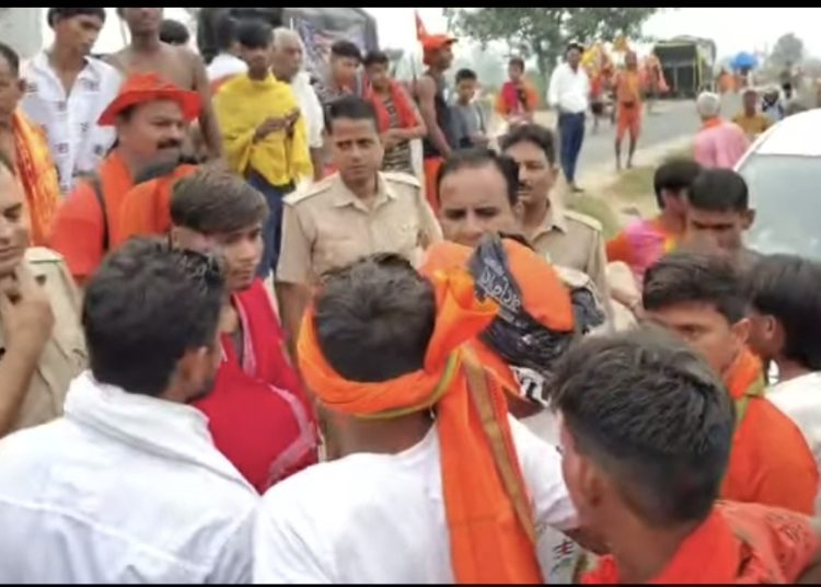 कांवड़ियों पर ई-रिक्शा चढ़ने का आरोप, तीन घायल, हाईवे पर लगाया जाम
