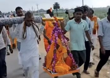 माता-पिता को कांवड़ में बैठाकर निकले कप्तान सिंह, भक्ति के साथ पेश की सेवा और संस्कारों की मिसाल