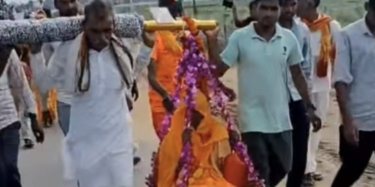 माता-पिता को कांवड़ में बैठाकर निकले कप्तान सिंह, भक्ति के साथ पेश की सेवा और संस्कारों की मिसाल