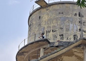 जिला महिला अस्पताल के ओवरहेड टैंक पर चढ़ी महिला, मचा हड़कंप