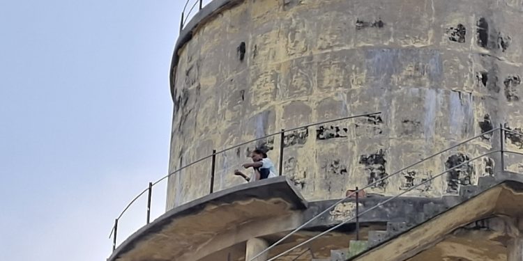 जिला महिला अस्पताल के ओवरहेड टैंक पर चढ़ी महिला, मचा हड़कंप