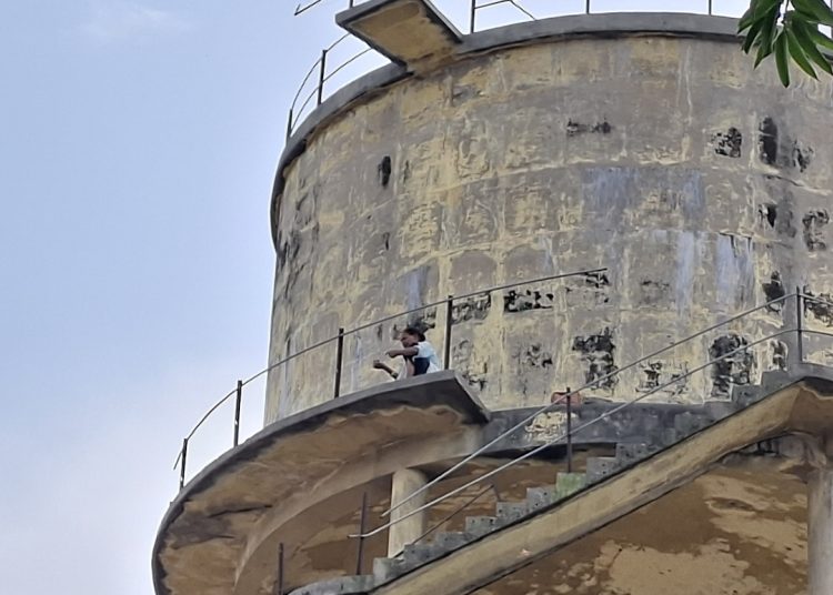 जिला महिला अस्पताल के ओवरहेड टैंक पर चढ़ी महिला, मचा हड़कंप