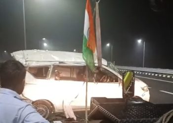 यूपी से बड़ी खबर : गंगा एक्सप्रेसवे पर कुत्ते को बचाने में पलटी टैक्सी, तीन की मौत; छह घायल