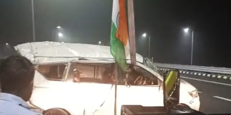 यूपी से बड़ी खबर : गंगा एक्सप्रेसवे पर कुत्ते को बचाने में पलटी टैक्सी, तीन की मौत; छह घायल