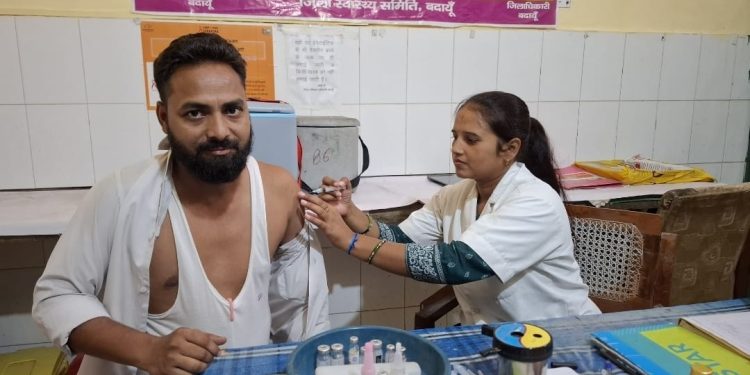 स्वाइन फ्लू का टीकाकरण शुरू, डॉक्टरों और कर्मचारियों को लगाई जा रही वैक्सीन